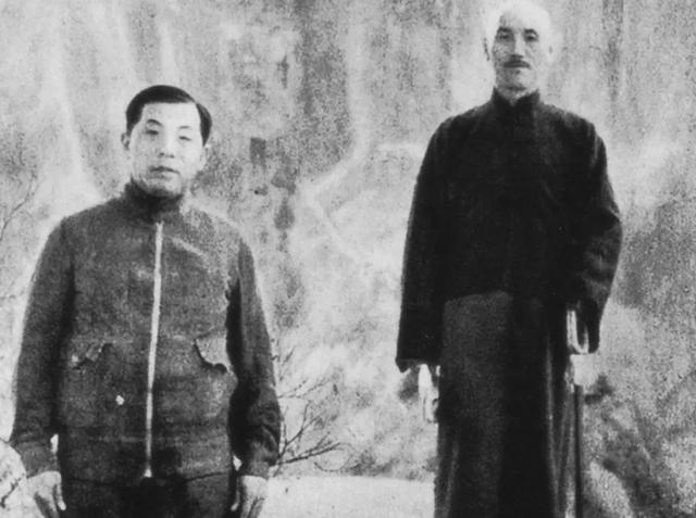 1949年，满族将军径直坐到毛主席身边，毛主席：你可算张作霖余孽