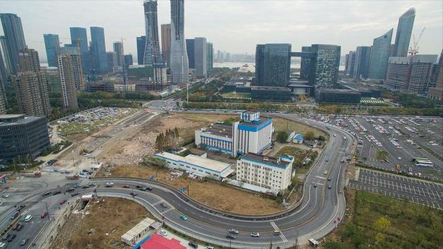 上海钉子户张新国：曾索要1亿加6套房，硬撑14年，如今过得如何？