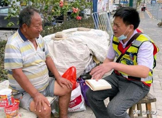 昔日亿万富豪，如今却沦落深圳街头，靠捡垃圾为生，经历让人感慨