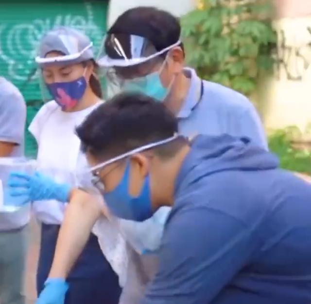 香港感染超40万人，霍启刚郭晶晶上街当志愿者，却被批评是在作秀