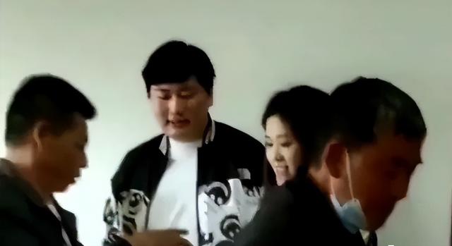大衣哥儿子再次订婚，女方年轻漂亮，希望不会是下一个陈亚楠