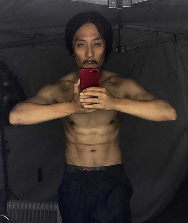 52岁张嘉益做核酸被拍，挺大肚给女演员撑伞，头发稀疏胖到认不出