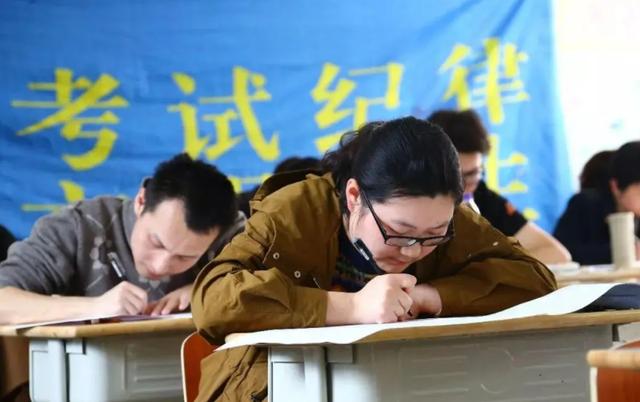 三本生扎堆报考公务员，遭质疑：三本都能考上，那读985有何意义