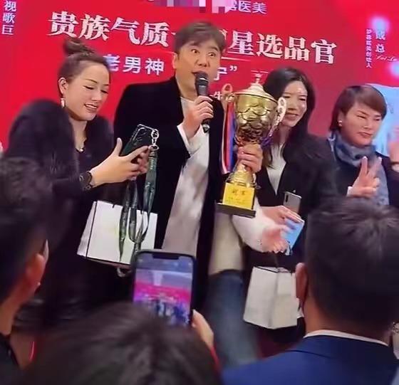 52岁毛宁商演捞金，搂富婆深情对唱，互动卖力被质疑整容
