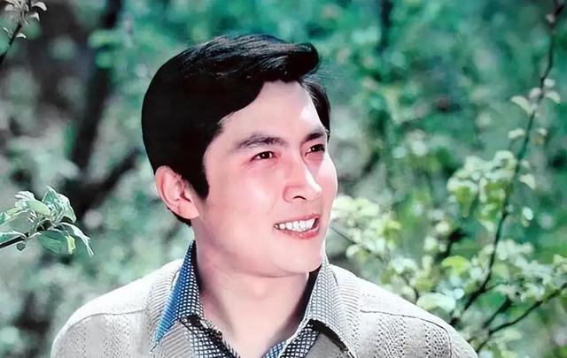 唐国强身处这个大染缸里也不例外,唐国强早期的电影《小花》饰演的