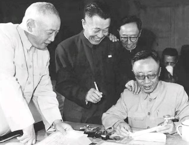 1973年杜聿明参观毛主席旧居，宋希濂拉住他袖子：我们不进去了吧