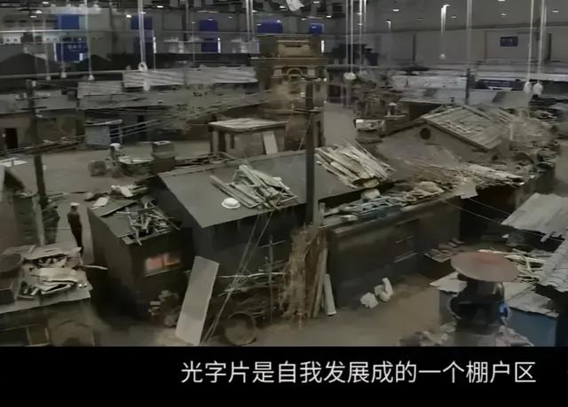 这部电视剧太有年代感了，摄影人不愿放过每一帧