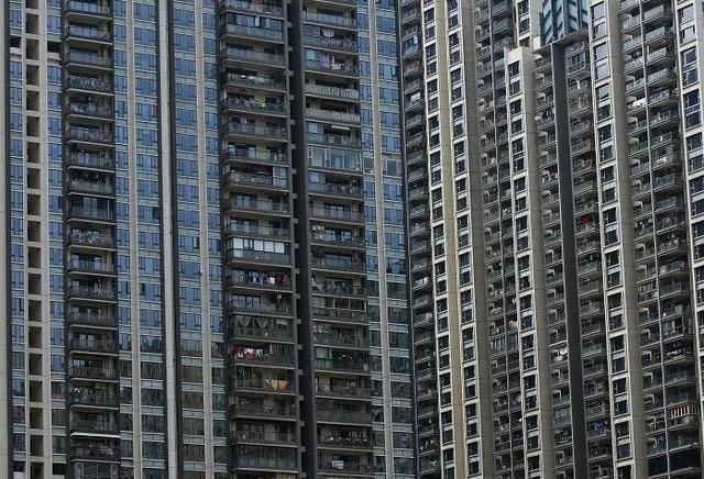 今天耸立的高楼大厦，很容易给人们带来一种无名的压抑或恐惧感_