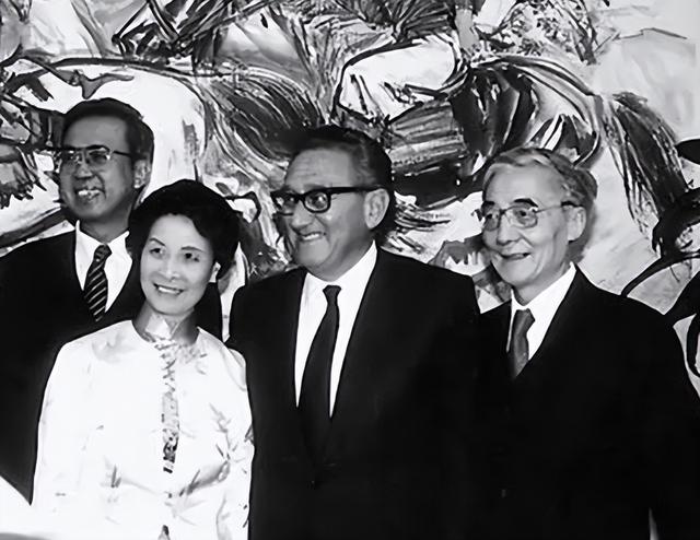 1971年深夜，毛主席做出一划时代的重大决定后，催促道：快打电话