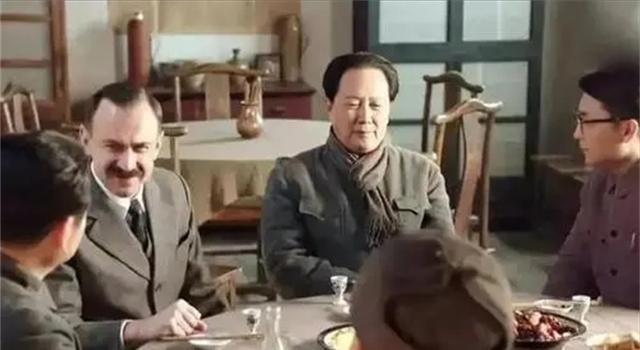 1949年毛泽东出访苏联，苏联人给厨师送来一死鱼，毛泽东：扔出去