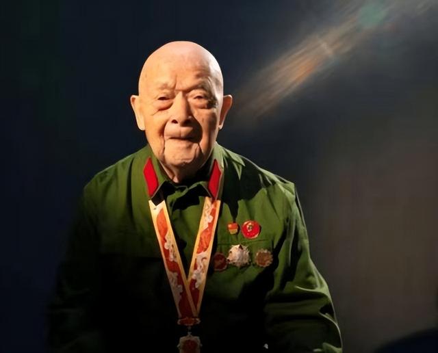 养蚕老汉隐藏身份36年，连妻儿都瞒着，因工作人员填错地名而暴露