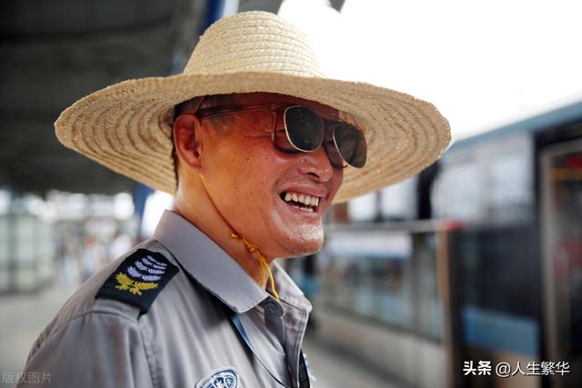 遇到挫折时要想想：当上帝关了这一扇门，一定会为你打开另一扇门
