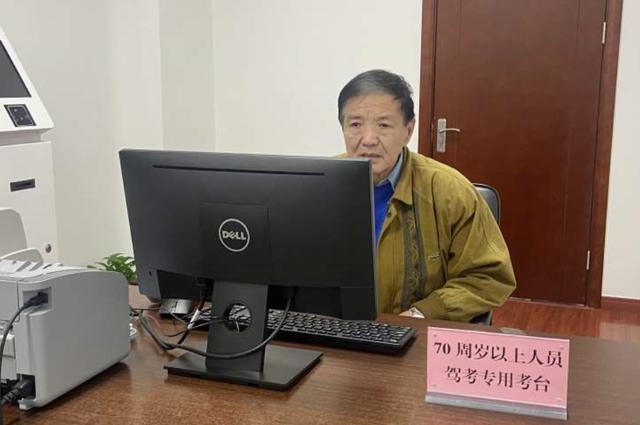 好消息：中老年人考驾照迎来新变化，流程简化，难度降低