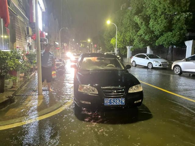 一场暴雨侵袭当阳，他们在暴雨中各种背、各种推、各种抬、各种扶、各种守……