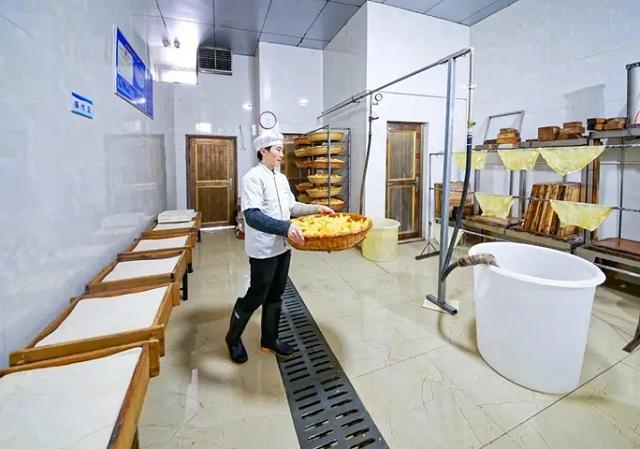 因一包酸菜，导致康师傅、统一流失数亿市值，严钦武到底什么来头