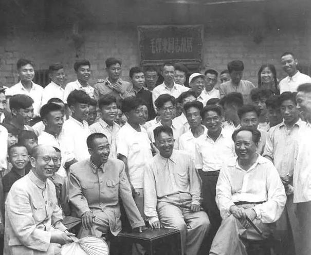 毛主席原配逝世多年，毛氏族谱记载：杨开慧之子毛岸龙作为其子