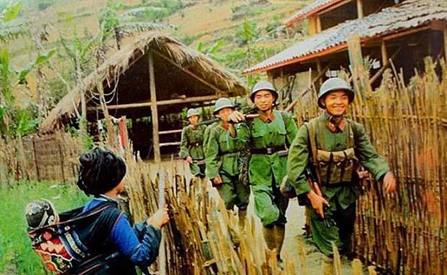 老山副连长战前恋爱，遭降级处分，25岁战场牺牲前大喊：我走了
