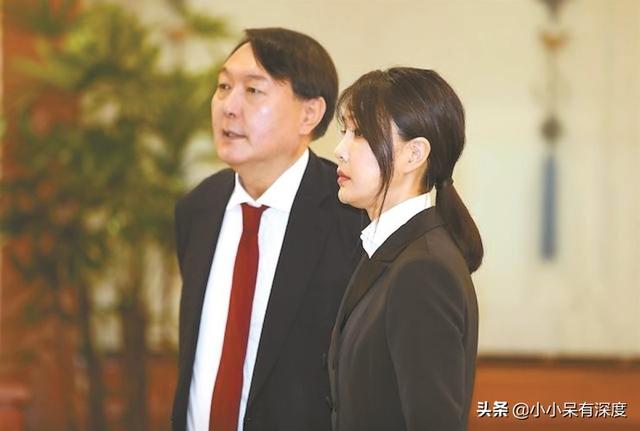 韩国第一夫人金建希亮相，已经49岁的她，保养得宜，依旧美丽动人
