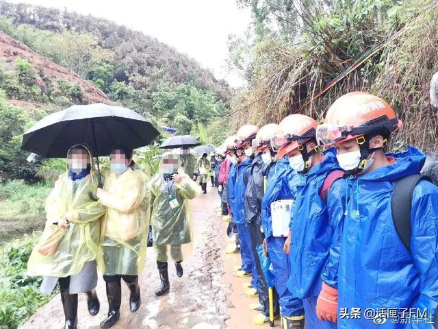 救援人员用手一点点挖出遗物