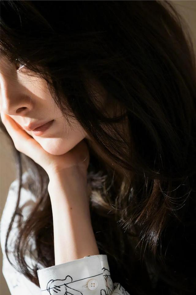 午后阳光中悠悠的杨幂，明媚温光中的美，谁能欣赏？