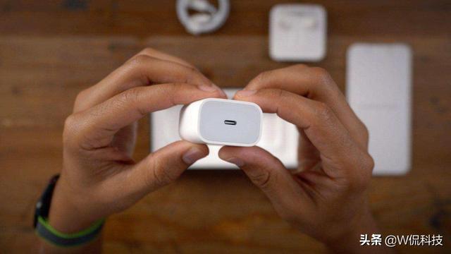 不讲武德！继不附赠充电头后，iPhone14全系涨价，赚多少算够啊？