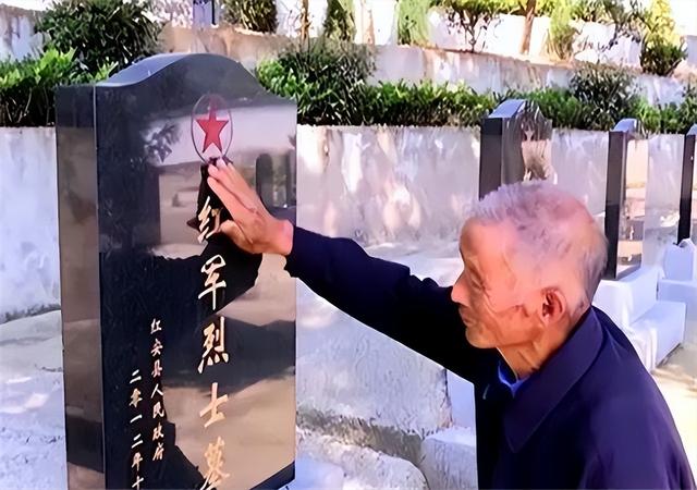 岳父做客女婿家，提起埋在家乡一烈士名字，女婿吃惊：那是我爷爷