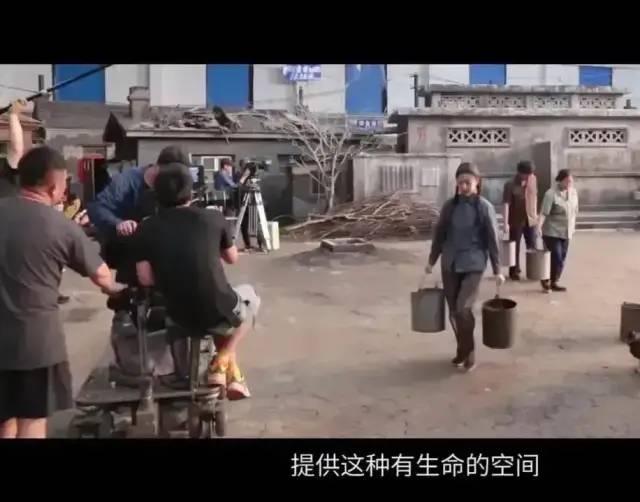 这部电视剧太有年代感了，摄影人不愿放过每一帧