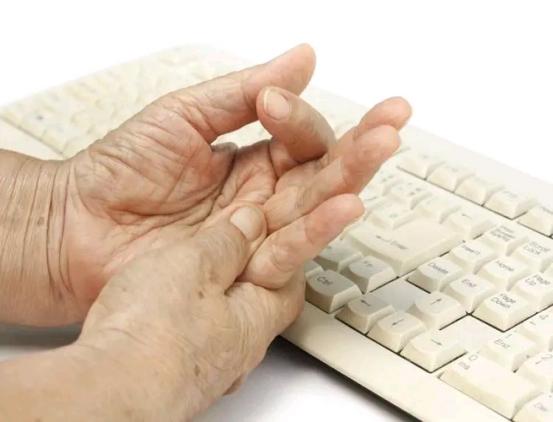经常“手麻”是怎么回事？提醒：多半和8个原因有关，快看看