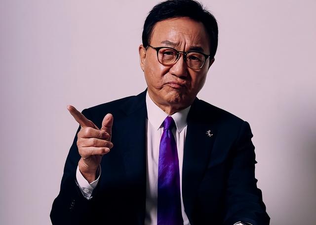 “喜剧天王”许冠文荣获金像奖终身成就奖，他是周星驰的前辈