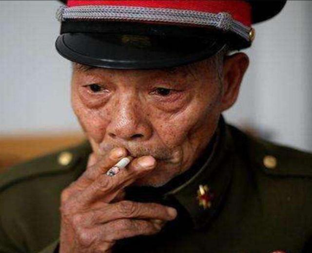 2007年江西老兵给战友扫墓，意外发现自己的墓碑，领导高度重视