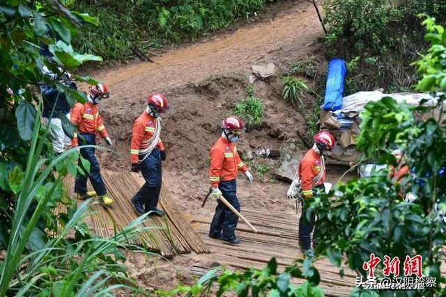 MU5735家属带走现场一罐泥土