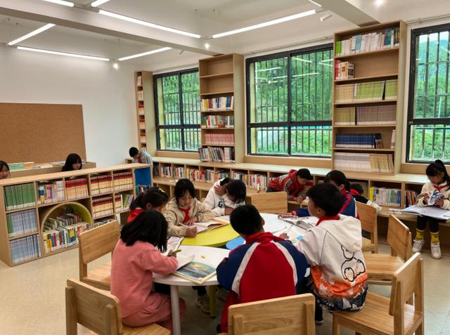 山里娃的阅读“加油站”！贵州首批26个“南网知行书屋”在安顺建成