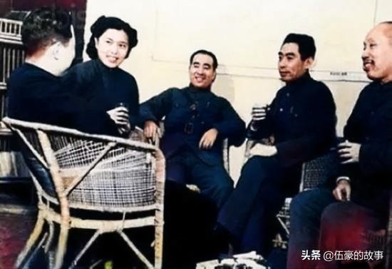 「罕见」周恩来和十大元帅的同框照，张张珍贵，尽显功勋风采