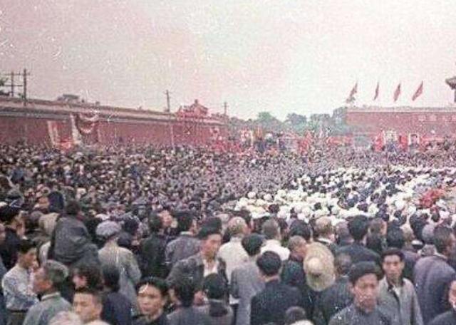 开国大典前夕，因天安门前一支烟头，成功抓获3000人的特务团伙