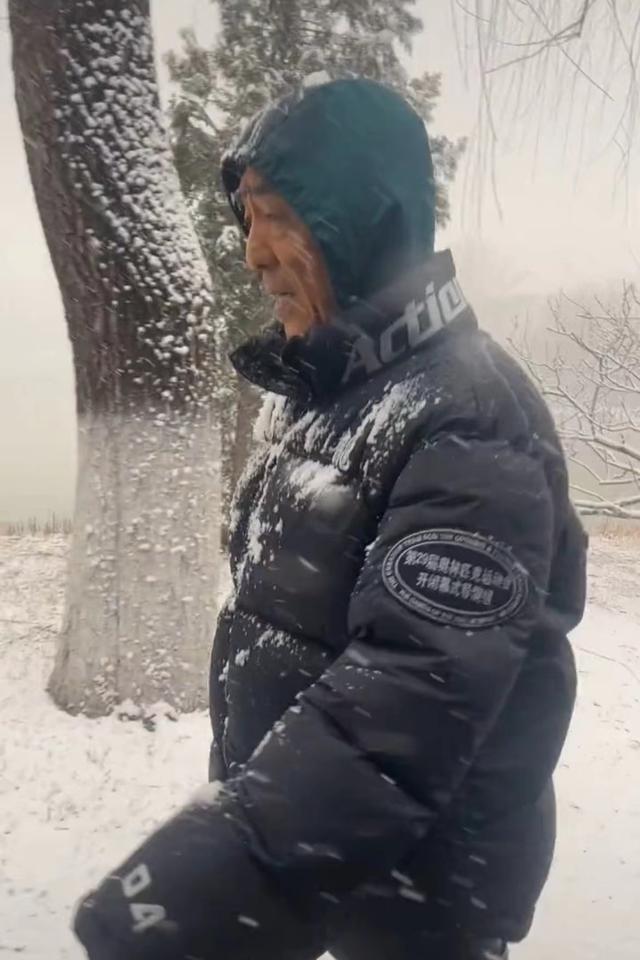 71岁张艺谋身体状况引担忧，拆盲盒包装双手颤抖，两鬓斑白脸消瘦