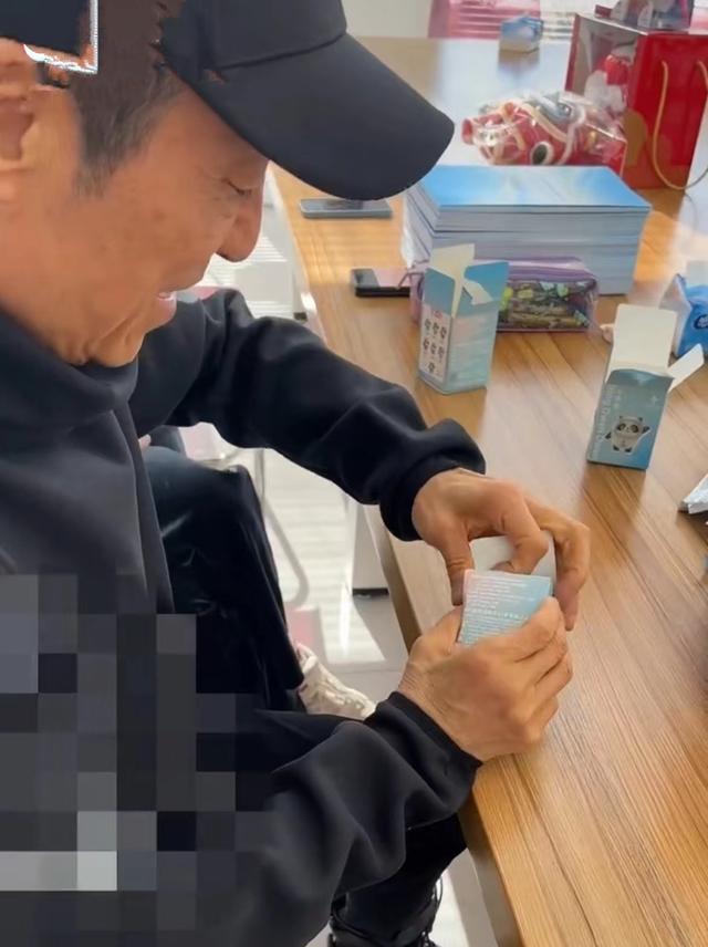 71岁张艺谋身体状况引担忧，拆盲盒包装双手颤抖，两鬓斑白脸消瘦