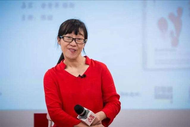 带着残疾嫁人的余秀华，婚后生子还被嫌弃，成名后给钱给房要离婚