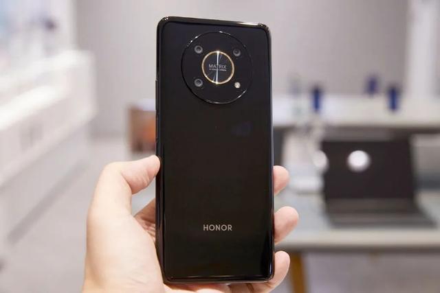 华为P50 Pocket折叠屏官宣；折叠屏iPhone最早2023年发布