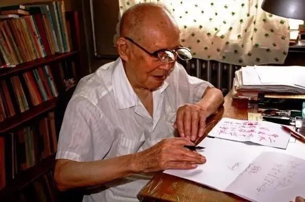 112岁“汉语拼音之父”周有光养生秘诀：6个“习惯”，福寿双全