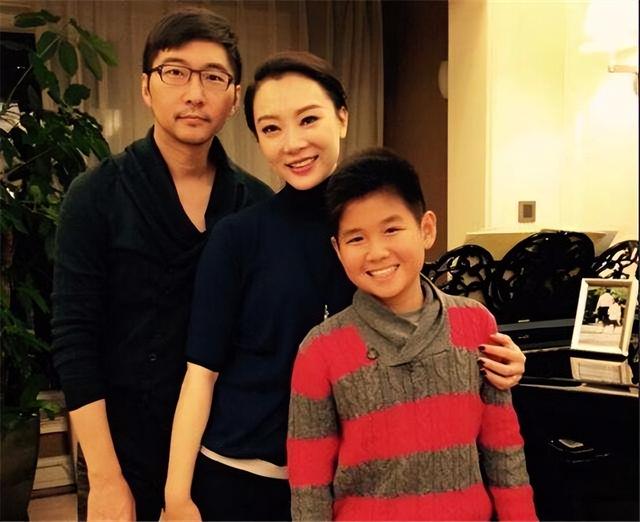 陈数养女母亲节表孝心，送花合影全程不见继子，曾和赵胤胤传离婚