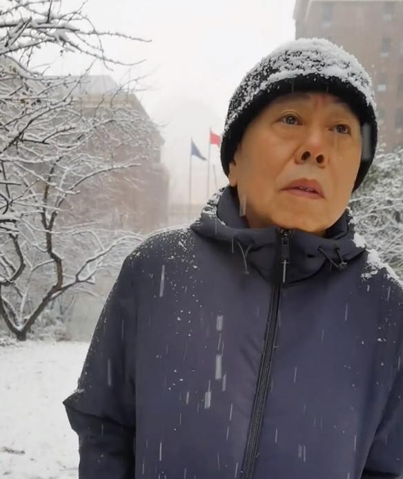 同样是雪天拍段子，冯巩留言区太暖心，潘长江却被嘲讽：别卖惨了