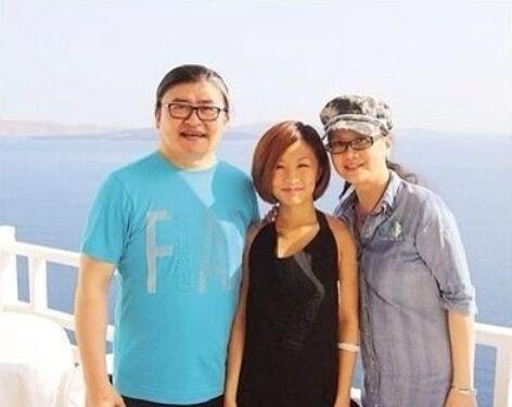 上过9次春晚的刘欢：与妻子认识9天闪婚，结婚33年恩爱，独女优秀