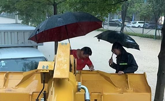 冷空气南下暴雨持续下，交警硬核救援刷遍朋友圈！