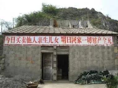 老师电话：女儿在幼儿园被拐了，妈妈吓得迈不动腿