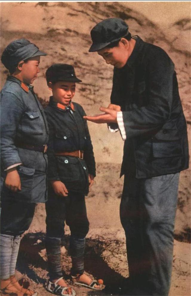 1962年毛主席请石少华吃饭，席间拿出一张照片：帮我找两个小八路