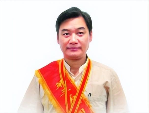 1985年战友牺牲，他为守承诺到战友家尽孝，9年后娶战友妹妹为妻