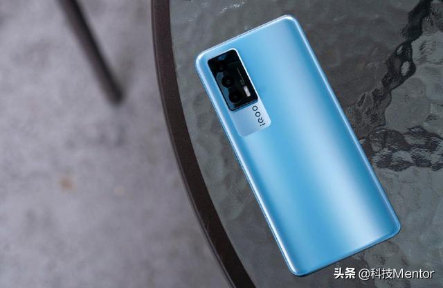 3月手机别乱买！从低端到高端，这三款手机价格低性能强
