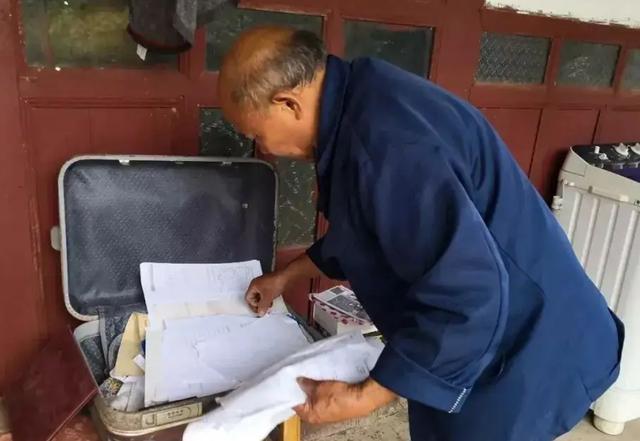台湾省老兵晚年回乡探亲，睡在母亲床边，母亲：他是谁，咋还不走