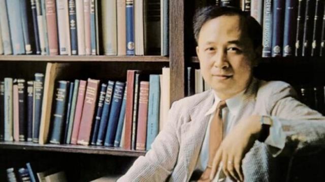 毛主席给钱学森递烟，钱学森准备接，主席突然收回笑道：自力更生