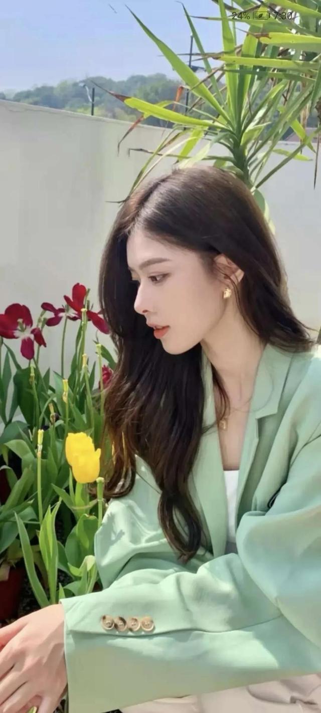 四月蔷薇开，美人更可爱